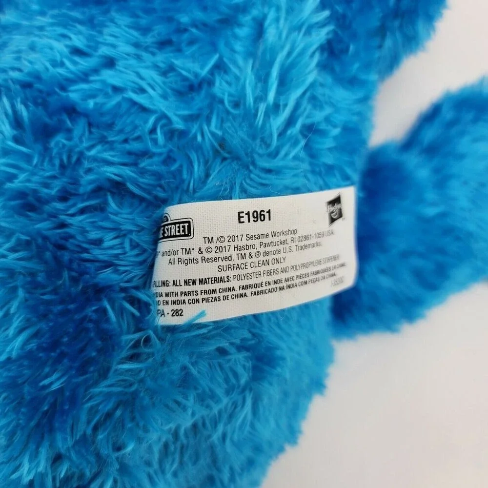 Sesame Street Feed Me Singing Cookie Monster Plush Interactive E1961 Vibrates‎